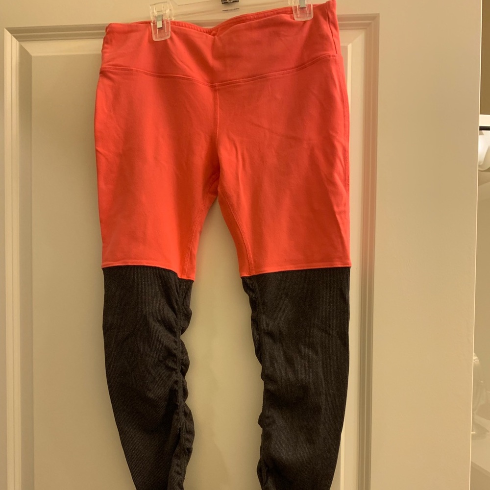 Alo Yoga Goddess Leggings in Guava